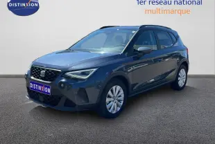 SEAT Arona 2025 gris Magnetic Metal avec toit noir, vue 3/4 avant droit sur fond neutre.