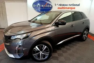 Peugeot 3008 gris foncé en 3/4 avant droit, avec jantes alliage et feux LED distinctifs, en intérieur showroom.