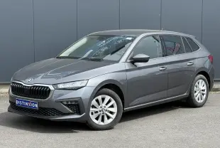 Skoda Scala TSI 116 gris graphite vue 3/4 avant droit, avec jantes alliage 16 pouces et calandre noire.