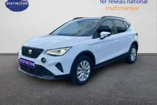 SEAT Arona blanc avec toit gris vu en 3/4 avant droit, mettant en valeur ses phares LED et sa calandre distinctive.
