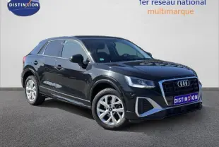 Audi Q2 35 TFSI S line noir Mythic métallisé, vue 3/4 avant droit avec calandre distinctive et jantes argentées.