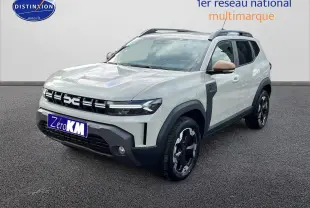 Vue 3/4 avant du Dacia Duster 2025 couleur Sandstone avec barres de toit et jantes alu noires.