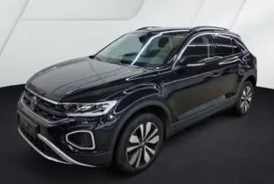 Volkswagen T-Roc noir en 3/4 avant droit, avec jantes distinctives et calandre chromée dans un studio blanc.