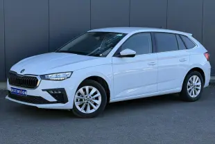 Vue 3/4 avant droite d'une Skoda Scala blanc glacier avec jantes alliage et vitres surteintées.