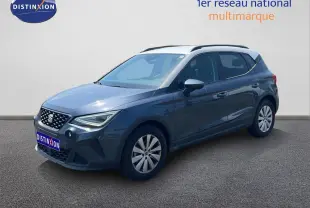 SEAT Arona 2025 gris Magnetic Metal avec toit noir, vue 3/4 avant droit sur fond neutre.