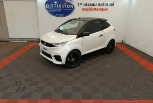 Vue 3/4 avant droite d'une Aixam Ambition 0.5 City Coupe Sport blanche avec toit noir et jantes noires.