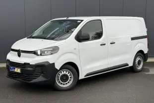 Vue 3/4 avant droit du Citroën Jumpy blanc Icy avec portes latérales et phares Full LED allumés.