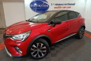 Renault Captur Techno TCe 90 rouge, vue 3/4 avant droit, toit noir et jantes alliage bicolores.