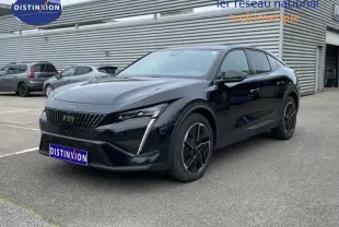 Peugeot 408 noir métal vue 3/4 avant droit, avec calandre distinctive et jantes noires stylisées.