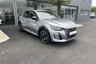 PEUGEOT 208 gris Artense en 3/4 avant droit, avec calandre noire et feux LED verticaux distinctifs.
