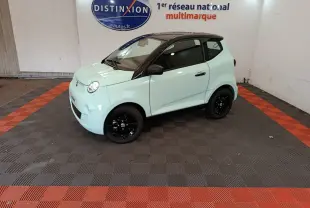 Vue 3/4 avant droit de l'AIXAM AMBITION Easy Chic thermique S10-2 vert clair avec toit noir et jantes noires.