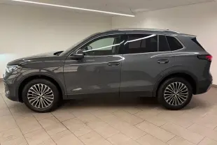 Vue de profil côté gauche du Volkswagen Tiguan 2.0 TDI 150 DSG7 Elegance 2025 en gris dauphin métallisé, roues alliage distinctives.