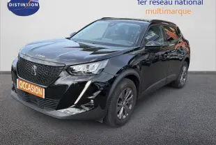 Peugeot 2008 noir perle métal en 3/4 avant droit, avec calandre distinctive et feux LED modernes.