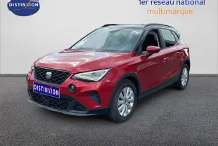 SEAT Arona rouge désir métal avec toit noir, vue 3/4 avant droit sur fond neutre.