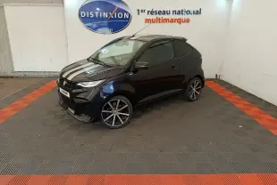Aixam Ambition 0.5 City Coupe GTI noir en 3/4 avant droit, avec jantes sport et rétroviseur côté conducteur visible.