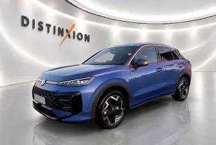 Volkswagen T-Roc 2026 bleu céleste en 3/4 avant droit, avec jantes alu noires et calandre noire distinctive.