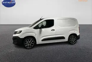 Peugeot Partner blanc banquise vu de profil côté gauche avec jantes alu 17 pouces et porte latérale coulissante.