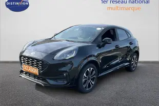 Ford Puma noir agate métal en 3/4 avant droit, avec calandre large et jantes alliage bicolores.