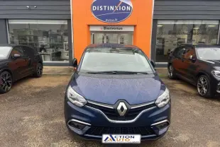 Vue frontale d'un Renault Grand Scenic 2022 en Bleu Cosmos, avec calandre chromée et phares LED visibles.