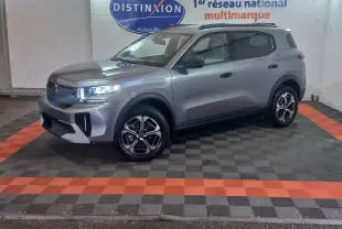SUV Citroën C3 hybride gris foncé vu de trois quarts avant droit, avec jantes modernes et toit noir.