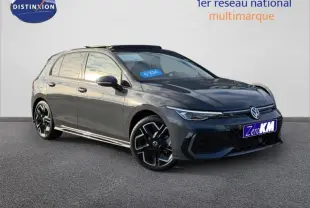 Volkswagen Golf gris en 3/4 avant droit, avec jantes noires distinctives et toit ouvrant panoramique.