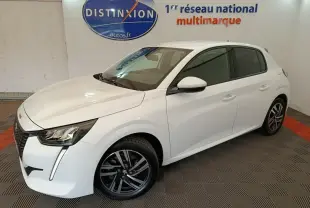 Peugeot 208 blanc vue 3/4 avant droit en intérieur, avec jantes alliage noires et feux LED distinctifs.