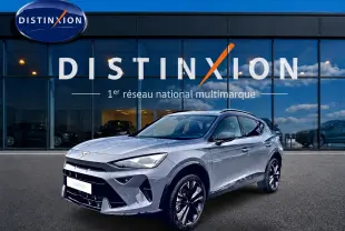 CUPRA Formentor gris graphene en 3/4 avant droit, avec jantes noires et logo orange distinctif sur calandre.