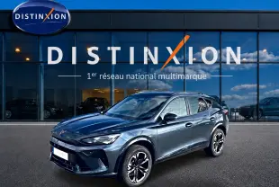 Vue 3/4 avant droit d’un CUPRA Formentor gris magnétique avec jantes noires et toit ouvrant, devant une vitrine Distinxion.