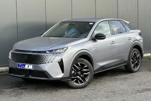 Peugeot 3008 Hybrid gris Artense en 3/4 avant droit, avec jantes alliage noires et calandre distinctive.