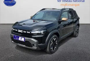 Dacia Duster noir en 3/4 avant droit avec rétroviseurs couleur bronze et jantes alu distinctives.