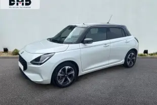 Suzuki Swift 1.2 Hybrid 2025 vue 3/4 avant droit, blanc nacré avec toit gris foncé et jantes noires.