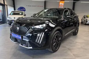 Peugeot 2008 noire vue en 3/4 avant droit, avec calandre noire à liserés chromés et jantes alliage noires.