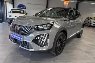 Peugeot 2008 gris selenium en 3/4 avant droit, avec jantes alliage noires et calandre noire distinctive.