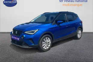 SEAT Arona bleu saphir métal avec toit noir, vue 3/4 avant droit mettant en valeur son design compact et moderne.