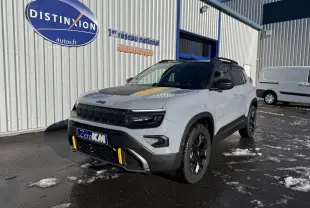 Jeep Avenger Storm Grey en 3/4 avant droit, avec toit noir et accents jaunes sur la calandre et le capot.