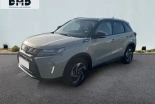 Suzuki Vitara 1.4 Boosterjet Hybrid 2026 vue 3/4 avant en So'Color Savanna Ivory avec toit noir et jantes alu bicolores.