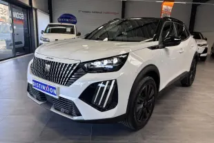 Peugeot 2008 hybride 2026 blanc, vue 3/4 avant droit, calandre noire et jantes alliage noires.