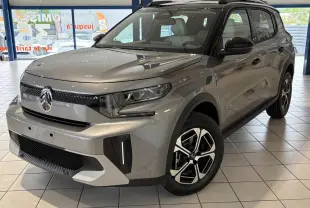 Vue 3/4 avant d'un Citroën C3 Aircross 2026 gris métallisé avec toit noir et jantes alliage 17 pouces.
