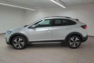 Vue de profil côté gauche du Volkswagen Taigo 2025 en peinture métallisée Reflet d'argent avec jantes alliage Aberdeen 17 pouces.