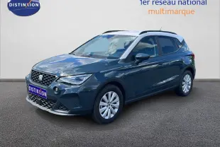 SEAT Arona 2025 bleu Fjord avec toit blanc, vue 3/4 avant droit sur fond neutre.
