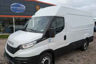 Fourgon Iveco Daily blanc en vue 3/4 avant droit, avec calandre noire et rétroviseurs noirs contrastants.