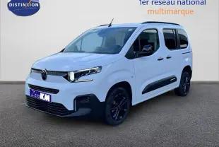 Vue 3/4 avant droite d'un Citroën Berlingo blanc glacier avec protections latérales noires et jantes noires.