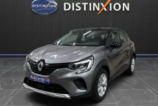 Renault Captur TCe 90 Business gris foncé toit noir, vue 3/4 avant droit en intérieur showroom.