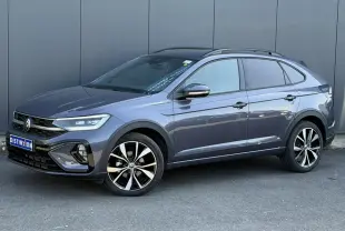 Vue 3/4 avant droite d’un Volkswagen Taigo TSI 116 DSG R-Line gris intense avec jantes alliage 18 pouces Misano.