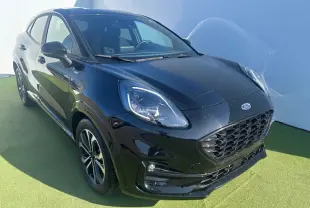 Ford Puma noir Agate en vue 3/4 avant droit, avec calandre large et jantes alliage 17 pouces visibles.