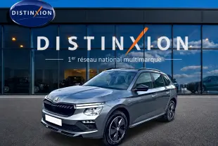 Vue 3/4 avant droite du Skoda Kamiq Monte Carlo gris graphite avec jantes alu noires et toit panoramique.