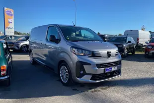 Vue 3/4 avant droite d'un Peugeot Expert Fourgon gris Artense garé en extérieur, avec calandre et phares modernes visibles.