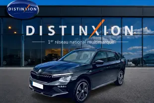 Vue 3/4 avant gauche d’un Skoda Kamiq noir Monte Carlo avec jantes alu distinctives, devant une vitrine Distinxion.
