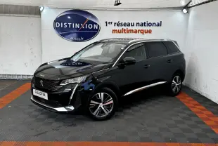Peugeot 5008 noir vue 3/4 avant droit dans un showroom avec jantes alliage et vitres teintées.