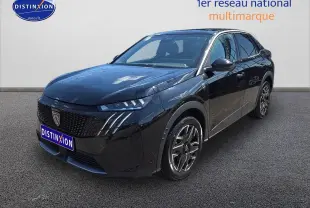 Peugeot 3008 noir perla nera en 3/4 avant droit, avec signature lumineuse LED distinctive et jantes alu.